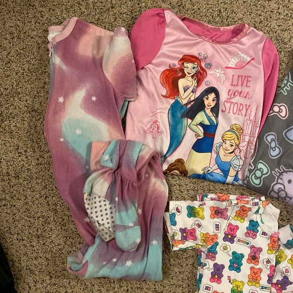 Girls pajamas sizes 6-8 - Picture 2 of 4